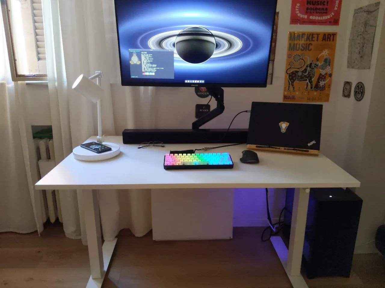 And this is how it looked then overall. Lots of rgb again, the keyboard caps were switched to some clear ones from AliExpress. I must say that I enjoy the fact that people have an hard time typing on this thing.