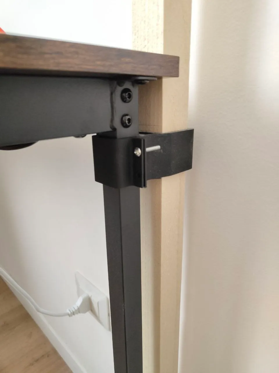 These 3d printed fixtures would allow a vertical panel to be mounted to the desk.