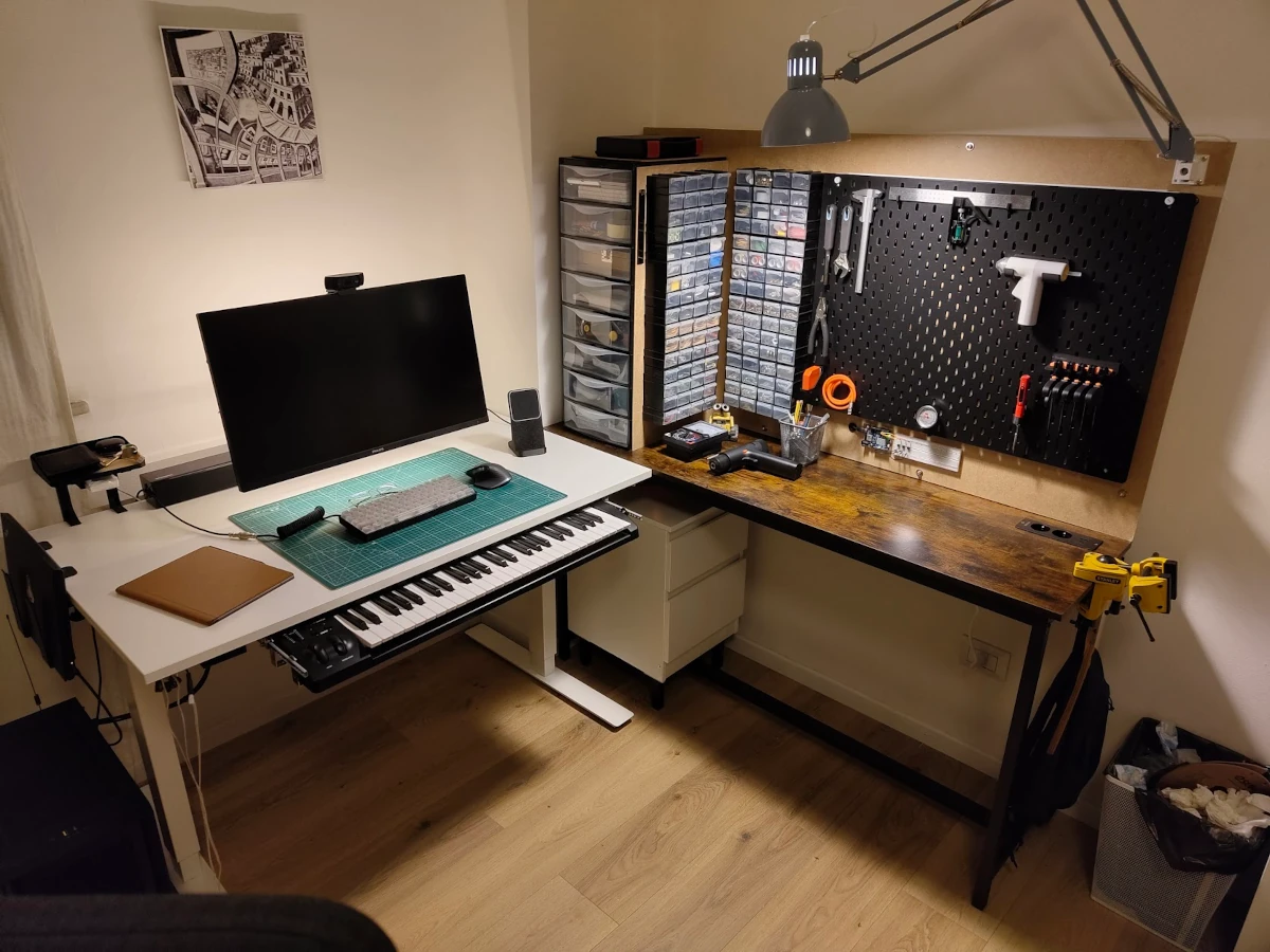 The keyboard was initially put below the main desk, soon it became clear it was a bad idea for leg comfort. The other hangers for the pegboard were realized as time went by. The perfect tuning of the workbench is only a mirage, but this stuff is all about the journey!